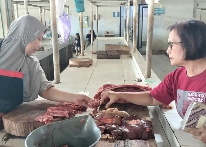 Minim Pembeli, Kios Daging Sapi Masih Sepi Pedagang