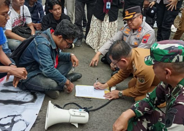 Mahasiswa Geruduk Pemkab Pekalongan, Isu Jual Beli Jabatan, Jalan Rusak hingga Upah Buruh Disorot