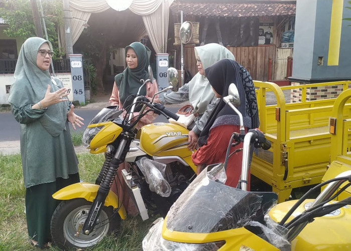 Fatkhiana Dewi Salurkan Bantuan Aspirasi 5 Sepeda Motor Roda Tiga kepada Masyarakat