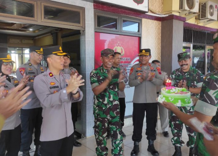 HUT Bhayangkara ke-77, Prajurit TNI Kodim Pekalongan Ramai-ramai Geruduk Mapolres Pekalongan