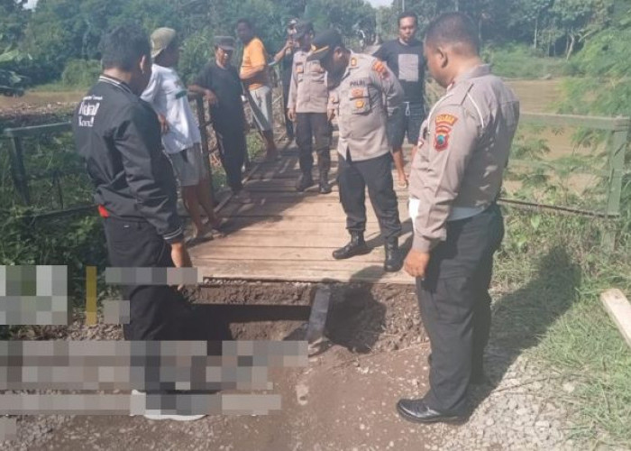 Banyak Sampah Menumpuk di Sungai, Jembatan Glotak di Desa Blimbingwuluh Pekalongan Ambles