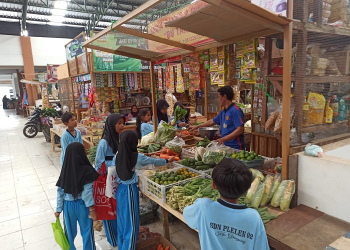 Kenalkan Proses Jual Beli, SDN Plelen 02 Gringsing Ajak Siswa Berbelanja di Pasar Tradisional