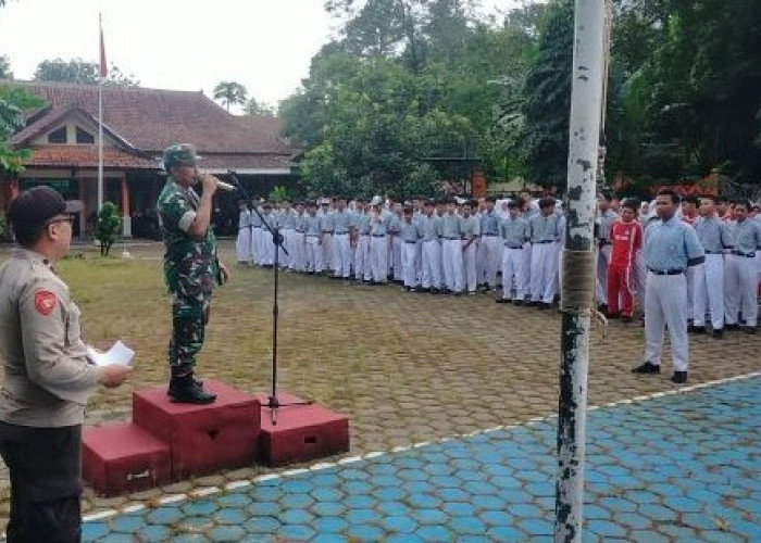 Babinsa dan Bhabinkamtibmas Sosialisasi Larangan Penggunaan Knalpot Brong di SMAN Doro