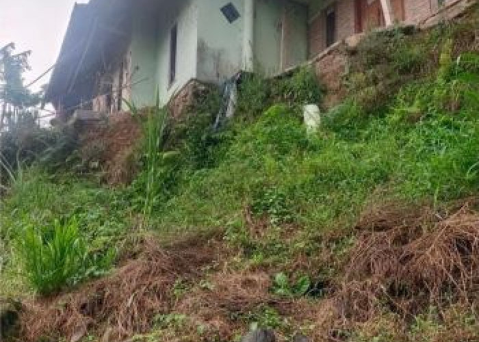 4 Rumah di Desa Kaliombo Rawan Longsor