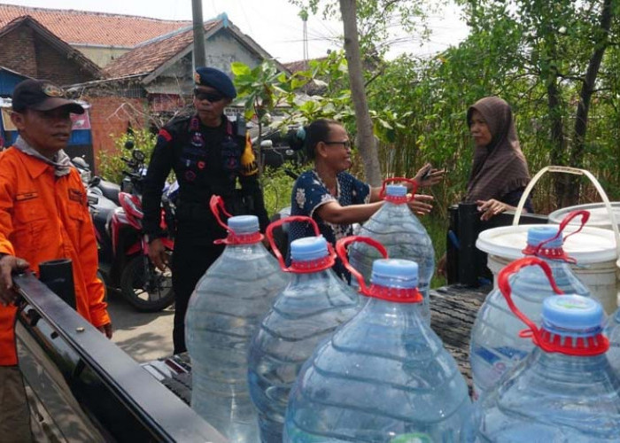 Pabean Kesulitan Air Bersih, Brimob dan BPBD Pasok Belasan Ribu Liter Air