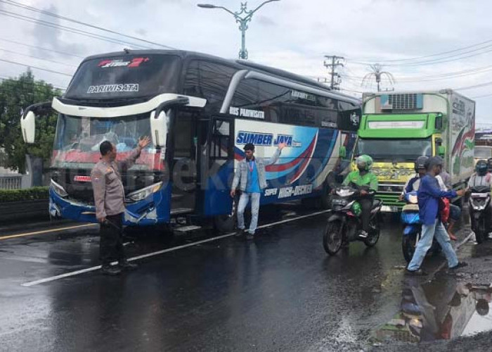 Tiga Bus Terlibat Kecelakaan Beruntun di Perempatan Wiradesa