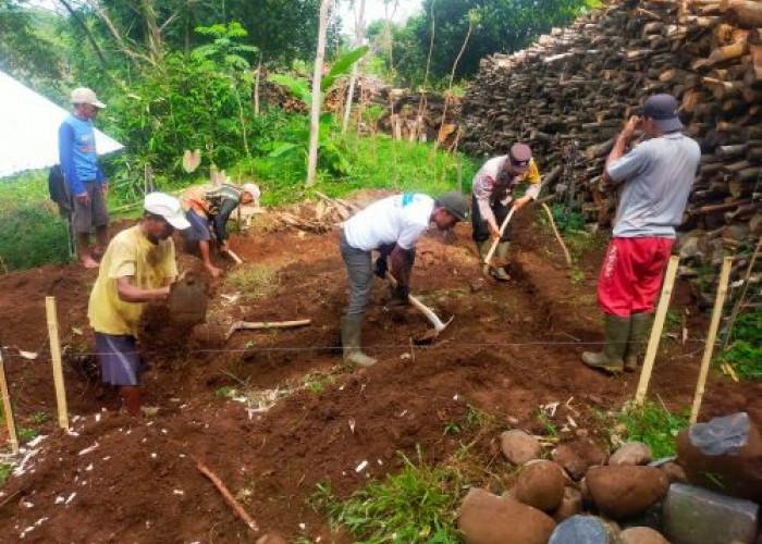 Bhabinkamtibmas Polsek Karanganyar Bantu Kelompok Tani Gedong Sari Bangun Jaringan Mesin Pompa Air 