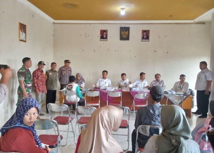 TNI-Polri Pantau Giat Pengambilan Sertifikat Program PTSL PM di Desa Sengare Kabupaten Pekalongan