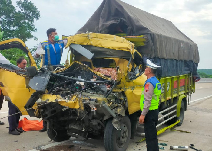 Truk Seruduk Truk di Jalan Tol Semarang-Batang, Istri Sopir Tewas Terjepit Kabin