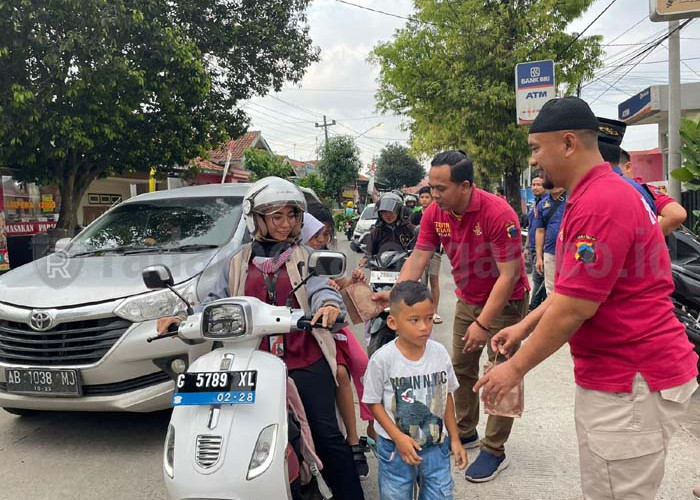  Ngalap Berkah Ramadan, Polisi Bagi Ratusan Takjil untuk Pengguna Jalan