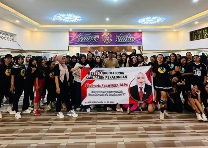 Reses Lewat Senam Aerobic, Anggota DPRD Shellvaria Paparingga Ajak Ibu-Ibu Wonopringgo Hidup Sehat & Semangat