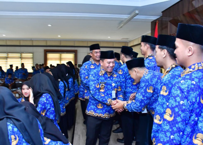 Plt Bupati Pekalongan Sukirman Tekankan Loyalitas ASN Saat Penyerahan SK PNS