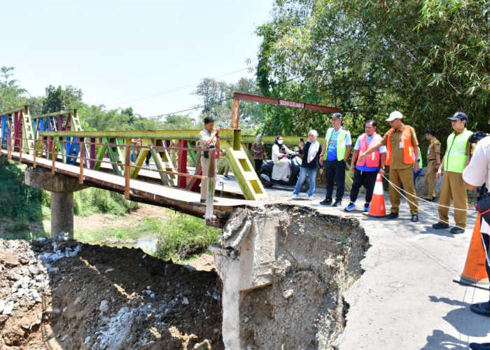 Plt Bupati Pekalongan Sukirman Pastikan Proyek Turap dan Jalan Berjalan Sesuai Rencana