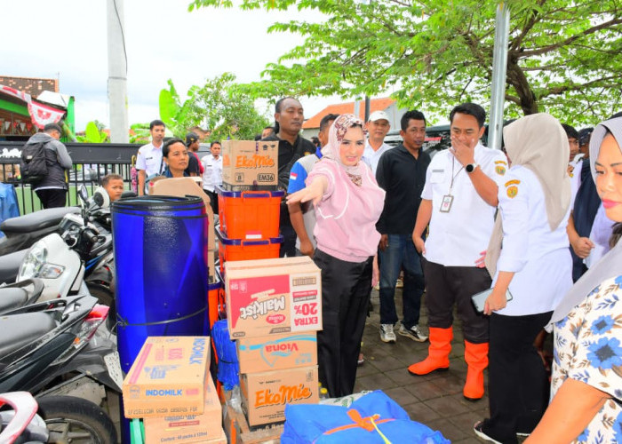 Bupati Pekalongan Fadia Arafiq Tinjau Posko Pengungsian Pesanggrahan, Pastikan Bantuan Terus Mengalir