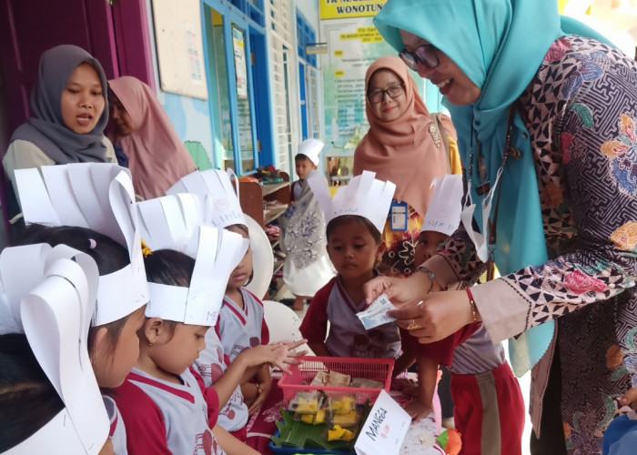 Jual Jajan Rp2 Ribuan, Serunya Pelajar TK Negeri Pembina Wonotunggal Ikuti Market Day