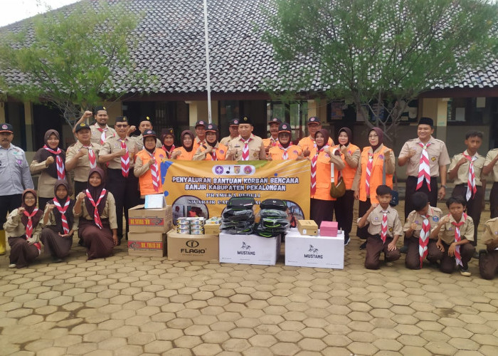 Peringati Baden Powell Day, Kwarcab Kabupaten Pekalongan Salurkan Bantuan Peralatan Sekolah bagi Korban Banjir