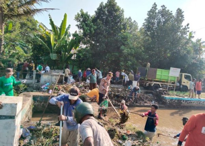 Miris! Sampah Menggunung Menutup Irigasi Sudi Kampir, Petani Empat Desa Turun Tangan Demi 500 Hektare Sawah
