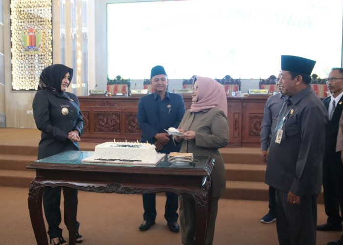 Ulang Tahun ke-54, Ketua DPRD Kabupaten Pekalongan Hindun Dapat Kejutan Usai Rapat Paripurna