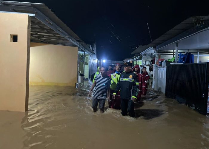 Terjang Banjir Setinggi Dada, Polisi, SAR dan BPBD Pekalongan Siaga di Galangpengampon