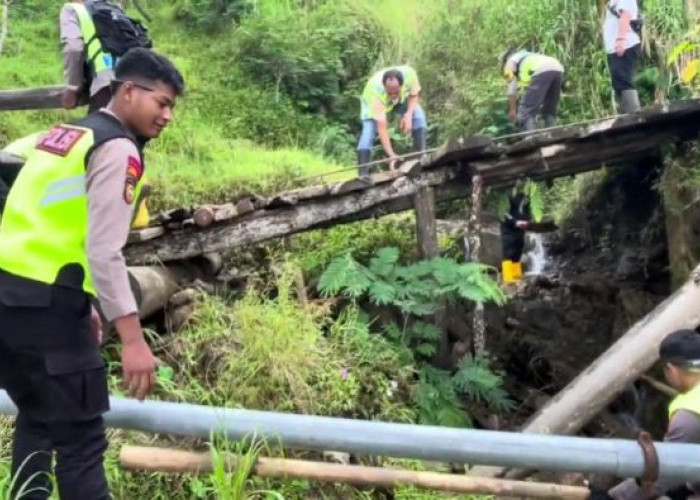 Jembatan Trajumas Rusak Parah, Polres Pekalongan Terjunkan Personelnya Untuk Memperbaiki