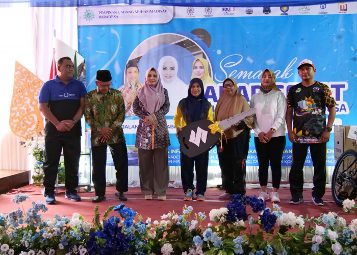 Bupati Pekalongan Fadia Arafiq Serahkan Hibah Ambulans kepada Muhammadiyah Wiradesa