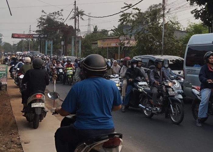 Jalan Raya Wangandowo Bojong Macet Parah Tiap Pagi, Buruh Pabrik dan Pelajar Berangkat Bersamaan