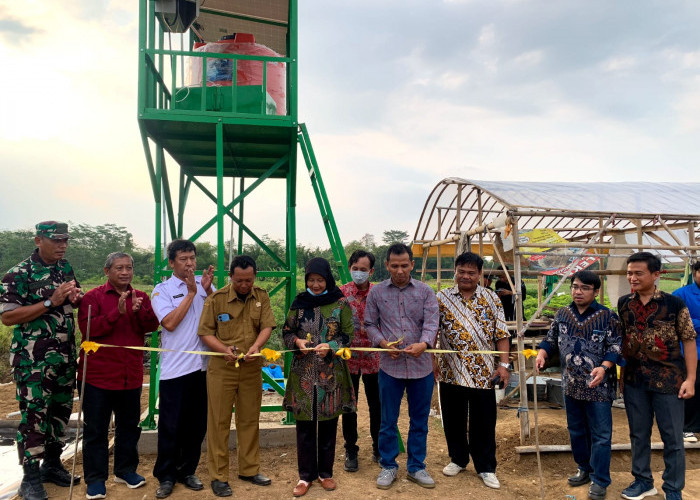 Berikan Penyuluhan Kerja Alat Irigasi Otomatis Berbasis Tenaga Surya Pada 45 Petani di Desa Wonopringgo