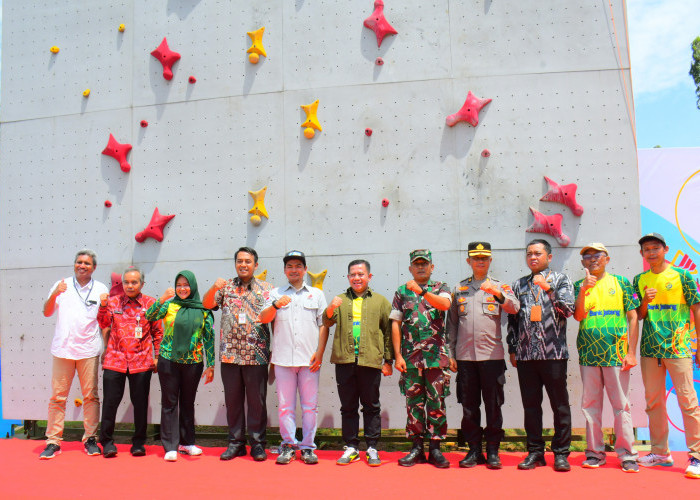 Wakil Bupati Pekalongan Sukirman Resmi Membuka Kejurprov Panjat Tebing Seri IV di Alun-alun Kajen