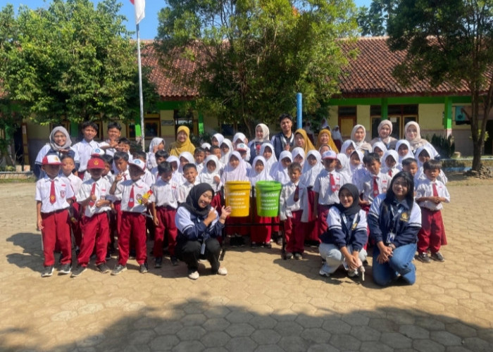 Mahasiswa KKN UNIKAL Edukasi Pemilahan Sampah dan Sediakan Tempat Sampah di SD Negeri Banjarejo