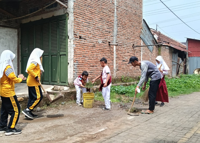 Sahabat Sekolah Dasar dan Warga Kompak Gelar Kerja Bakti: Edukasi Karakter Lewat Aksi Nyata