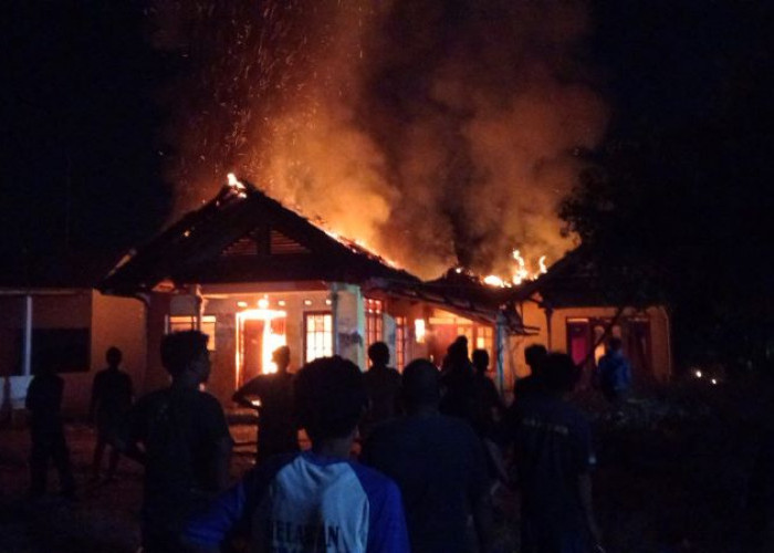 Terdengar Ledakan, Rumah Kosong di Gandarum Terbakar