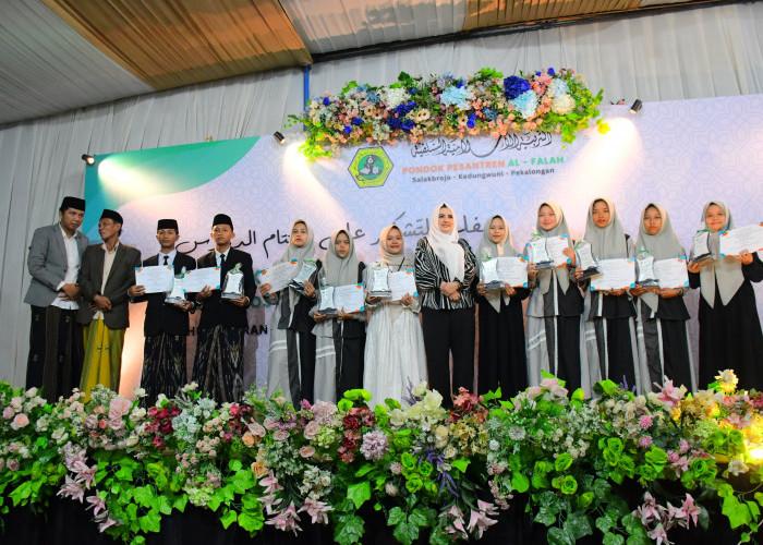Bupati Fadia Arafiq Hadiri Haflah Ponpes Al Falah Salakbrojo Kedungwuni, Beri Pesan Inspiratif untuk Lulusan