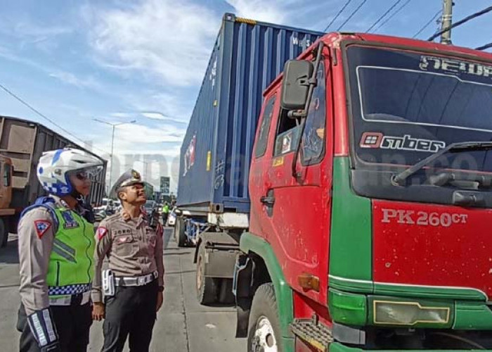 Picu Kecelakaan, Truk Parkir di Bahu Jalan Bakal Ditindak