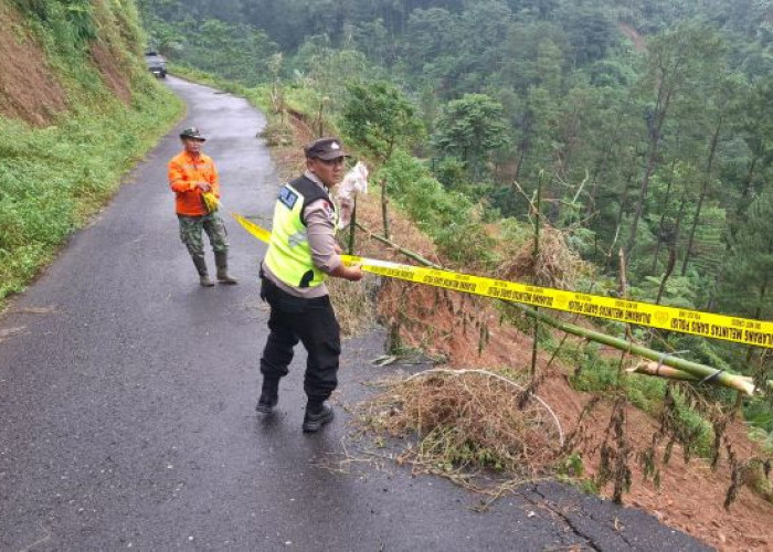 Jalan Kabupaten di Desa Werdi Paninggaran Longsor