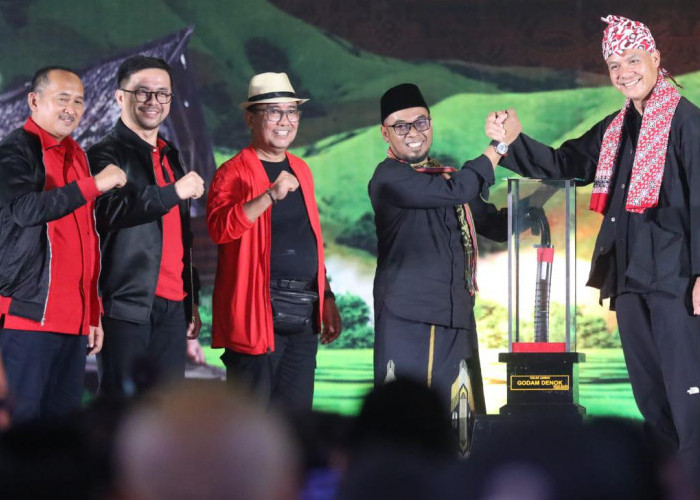 Dinobatkan Jadi Dewan Kehormatan Seni Budaya Banten, Ganjar Dihadiahi Golok Ciomas