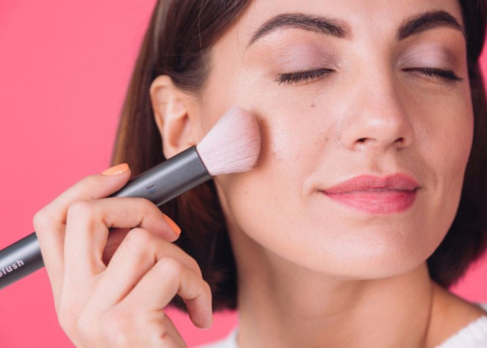 5 Bedak Tabur Non Comedogenic yang Bikin Wajah Bebas Kilap Seharian 