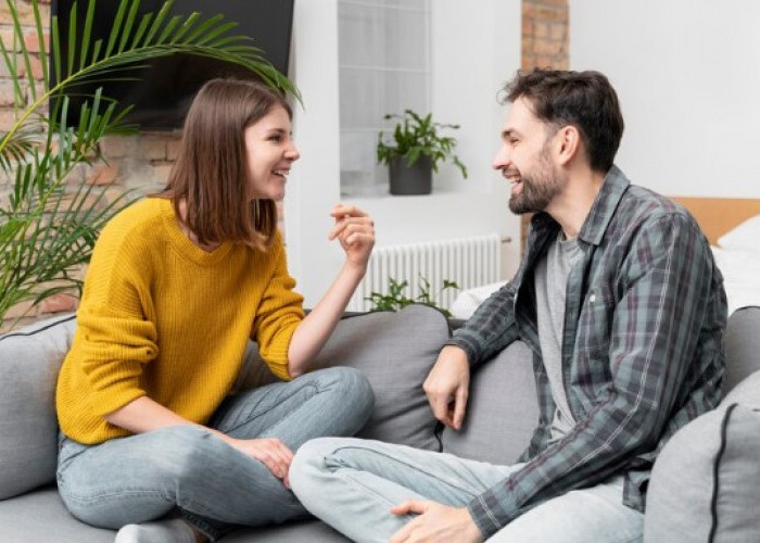 7 Tips Komunikasi Agar Tidak Posesif pada Pasangan, Berhenti Membuat Dia Merasa Terkekang!