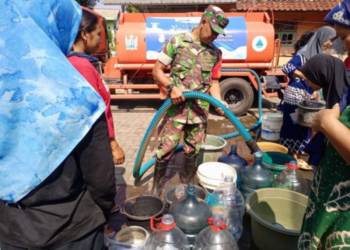 Babinsa Ikut Kawal Penyaluran Air Bersih dari BPBD Kabupaten Pekalongan