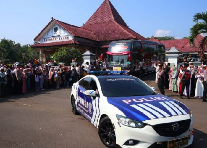 Ratusan Polisi Amankan Pemberangkatan Jamaah Calon Haji Kabupaten Pekalongan