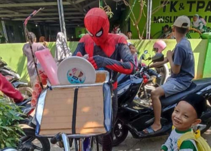 Untuk Menarik Perhatian, Penjual Berpakaian Spiderman 