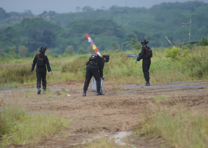 Tim Jibom Polda Jateng Musnahkan Puluhan Kilogram Bubuk Mercon di Batang