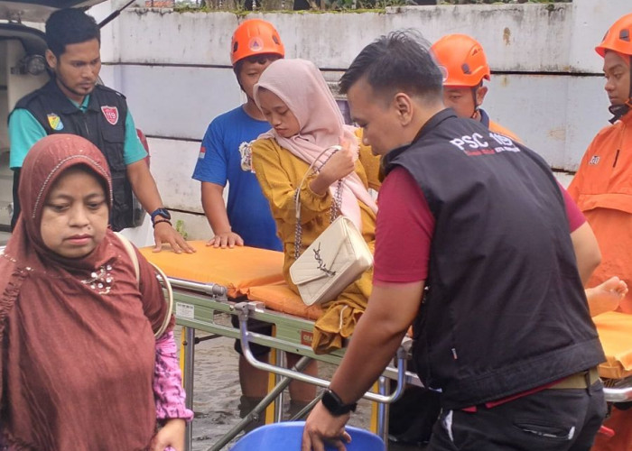 Dramatis! Petugas BPBD Evakuasi Ibu Hamil Terjebak Banjir di Tirto Gang 18 Pekalongan ke Puskesmas