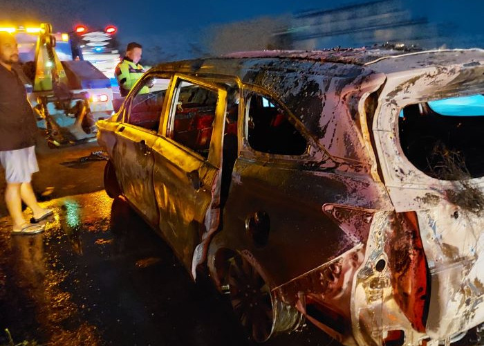Kecelakaan di Jalan Tol Pekalongan, Mobil Avanza Hangus Terbakar