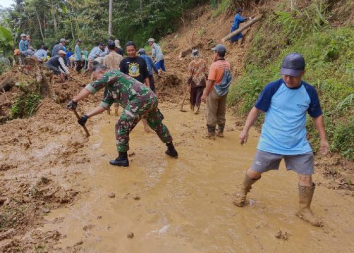 Bersihkan Longsor di Kandangserang, TNI-Polri dan Warga Kerja Bakti Buka Akses Jalan 2 Desa Yang Terisolir