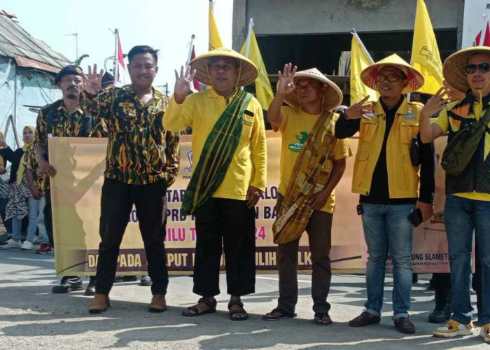 Kenakan Caping Petani dan Targetkan Raih 13 Kursi, Partai Golkar Batang Daftarkan Bacalegnya ke KPU