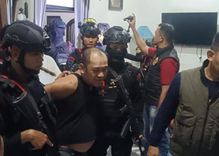 Menegangkan! Polisi Ditembaki Saat Gerebek Rumah Bandar Psikotropika di Pekalongan