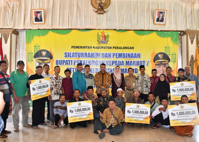Bupati Fadia Arafiq Serahkan Bantuan Insentif kepada 895 Marbot Masjid di Kabupaten Pekalongan