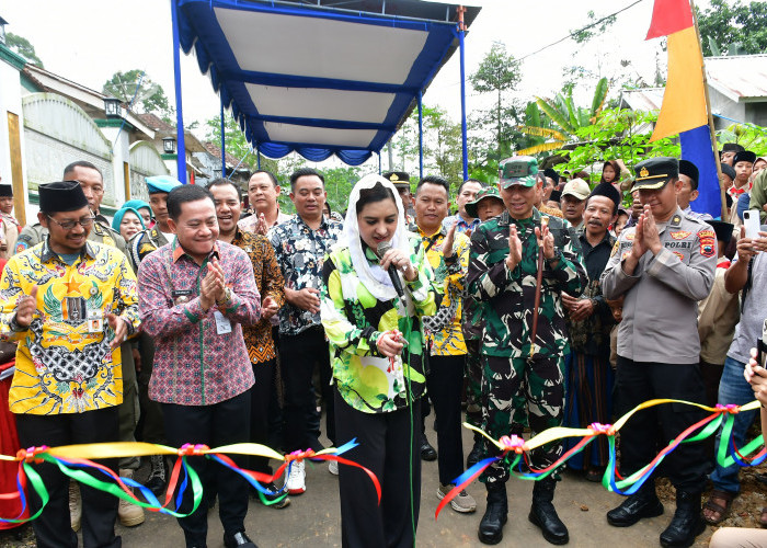 Bupati Pekalongan Fadia Arafiq Resmikan Jalan TMMD di Domiyang Paninggaran