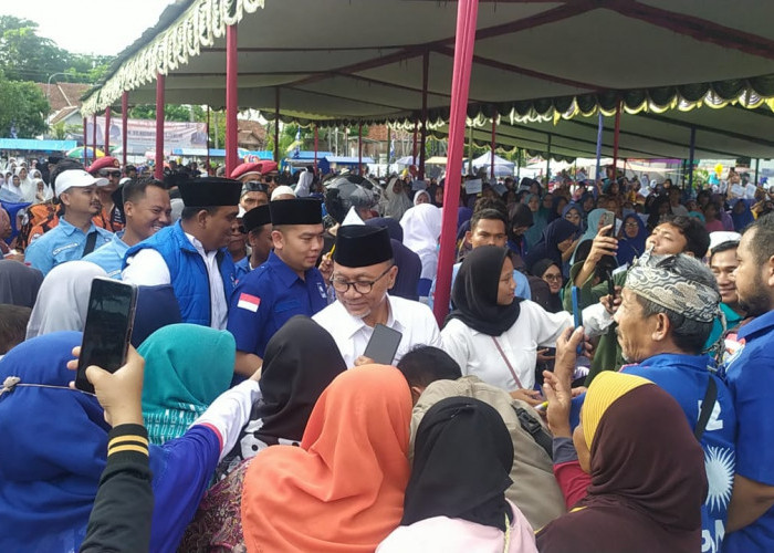 Ribuan Warga Kesesi Antusias Sambut Zulhas 