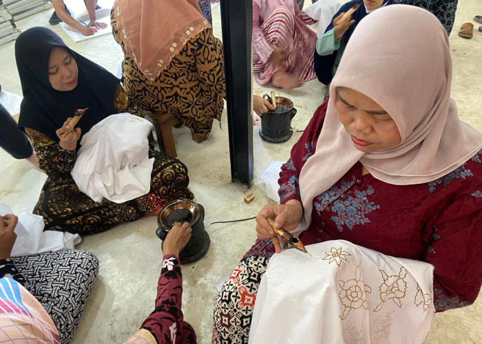 Ahli Klowong Batik Tulis Rifa'iyah Tersisa Tiga Orang